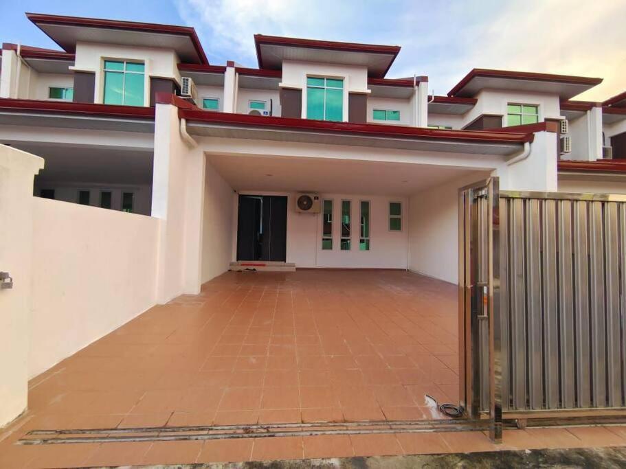 Sakura Homestay 5 Bedrooms - Spring Lopeng 14 Pax มีรี ภายนอก รูปภาพ